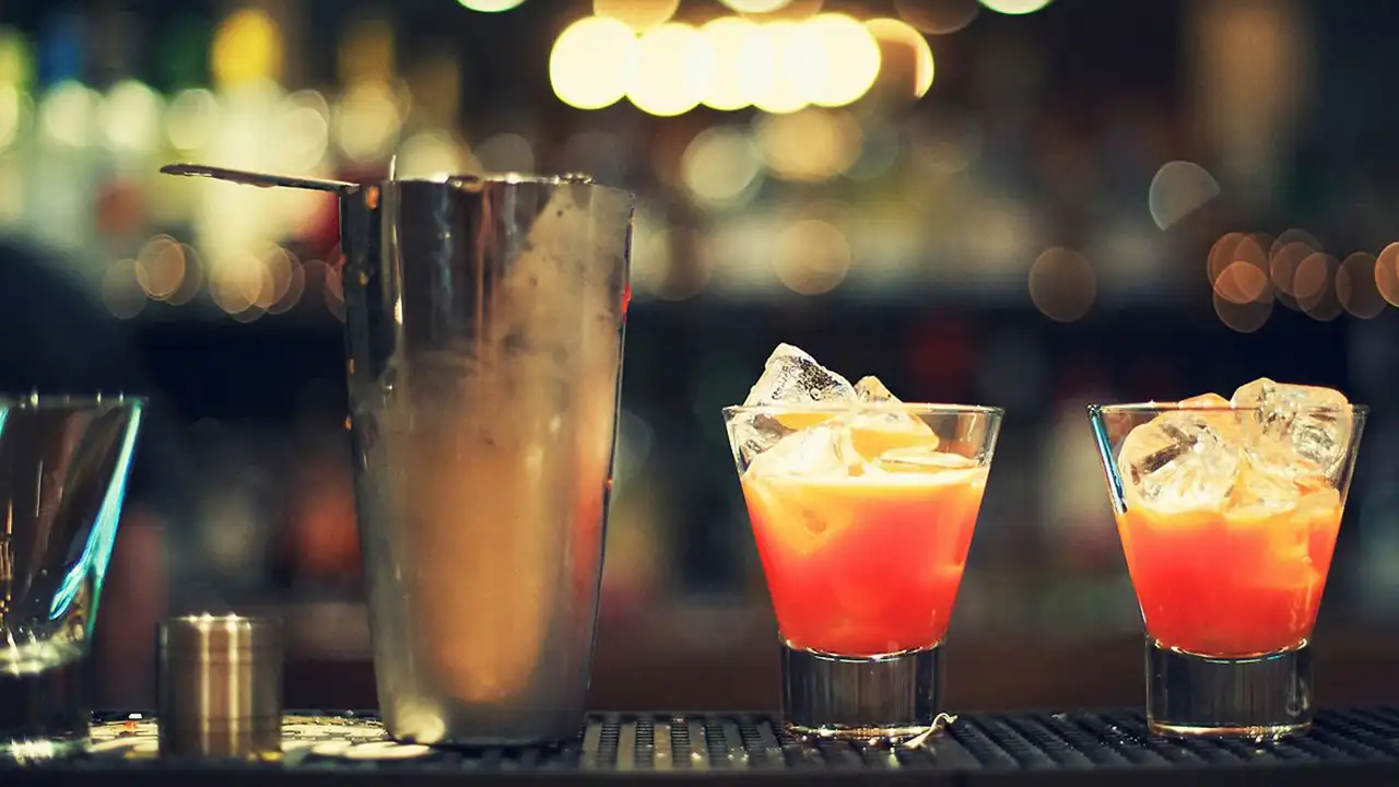 BARS & LOUNGES